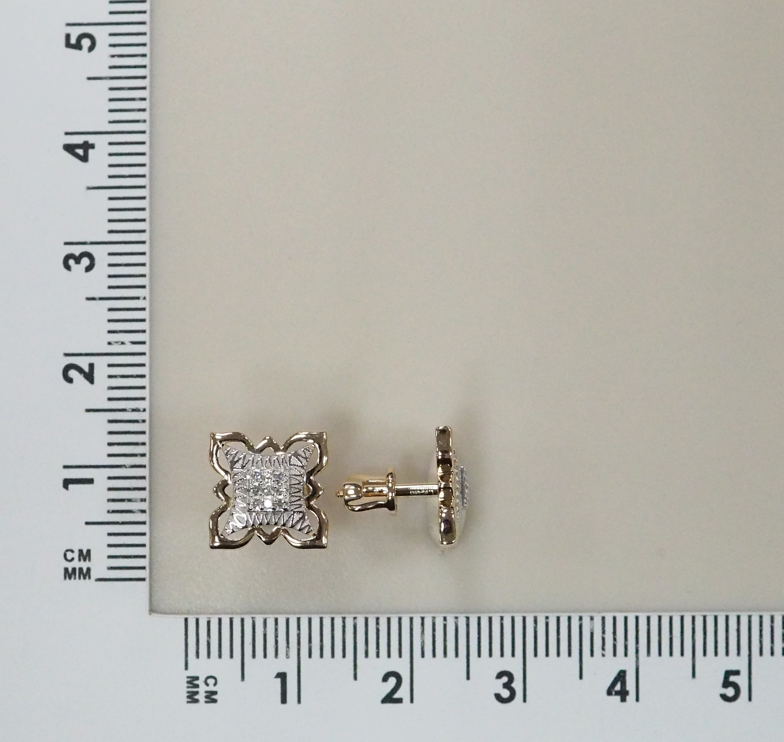 Серьги-пусеты из золота с бриллиантами